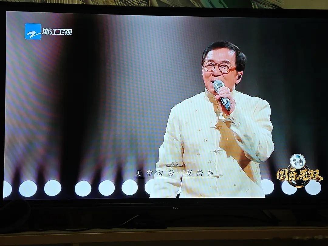 知道成龙现在很喜欢💰了，又参加什么唱歌节目了 