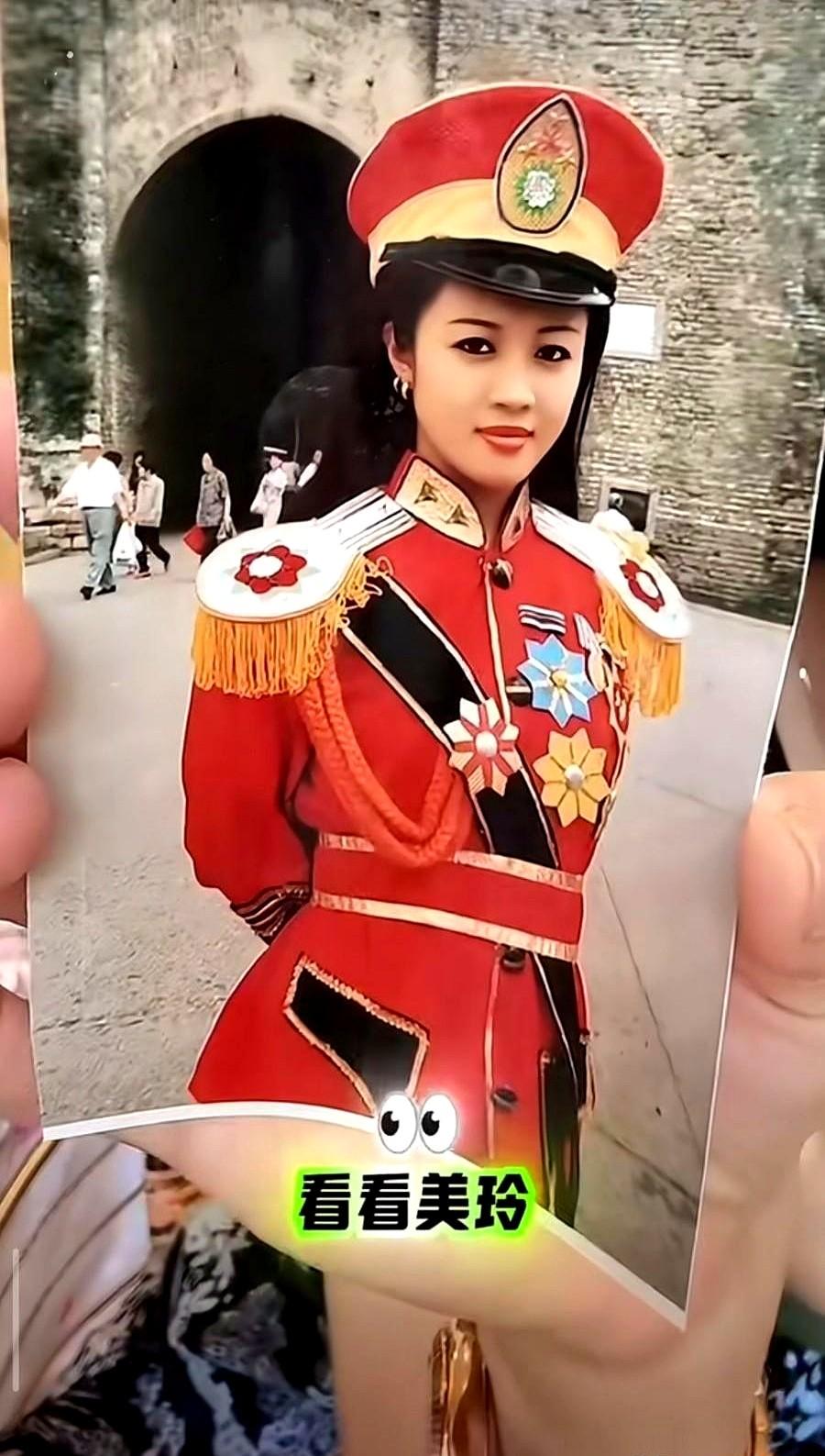 温美玲直播提王小利，一句“孩他爸”直接封神。

最近直播，她翻出年轻时演祝英台的