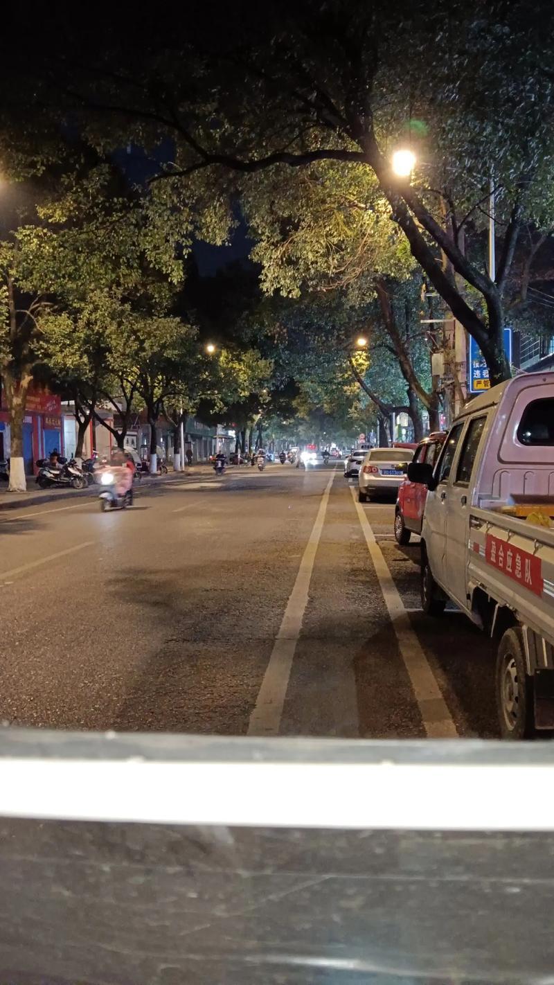 有多久了呢？久到我已经记不清上一次有人轻声问我“累不累”的具体日期。是那个加班到