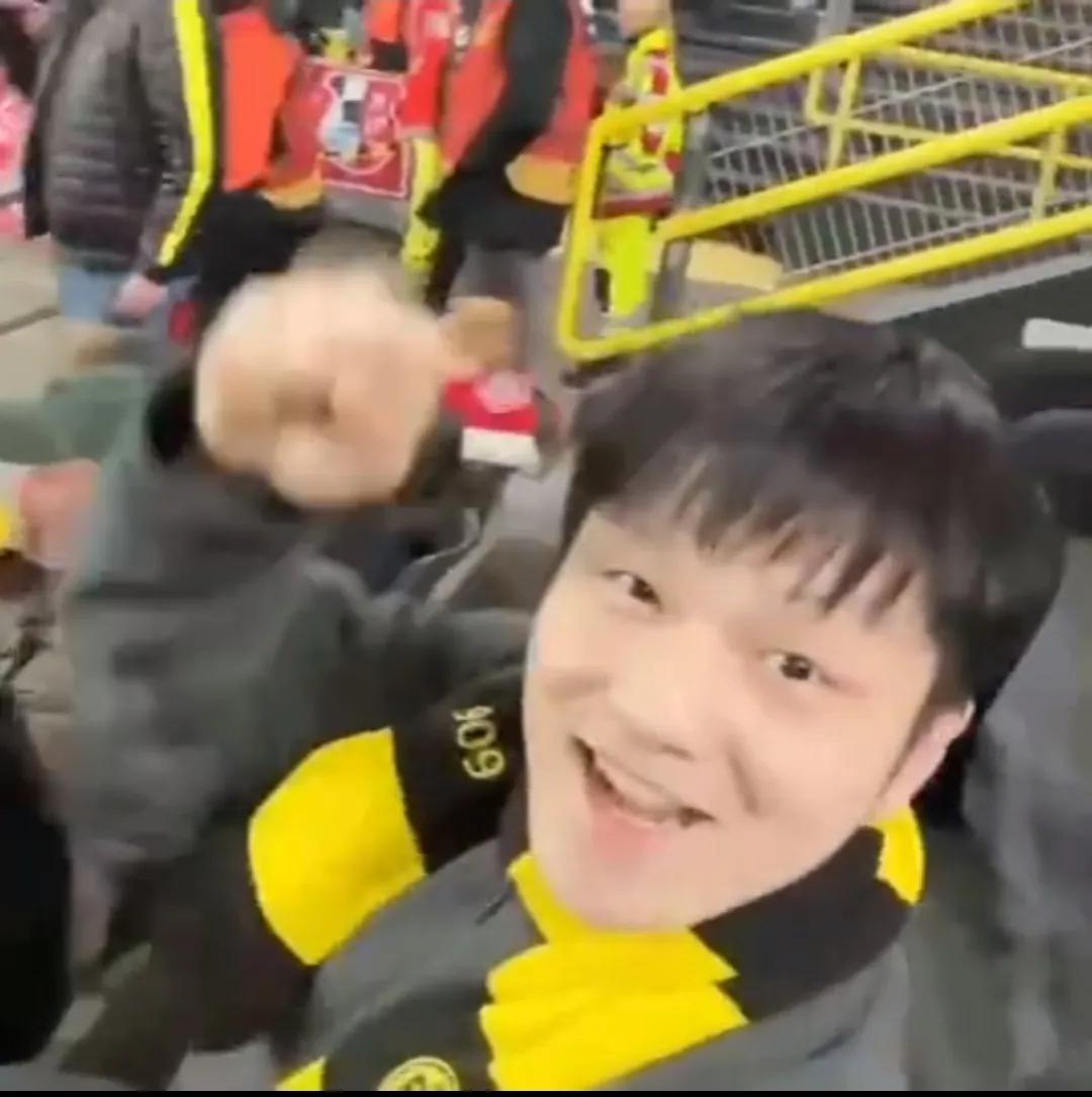 人生不只有小白球，樊振东喊波叔去看多特蒙德对拜仁的球赛，活脱脱的铁杆一枚！波叔说