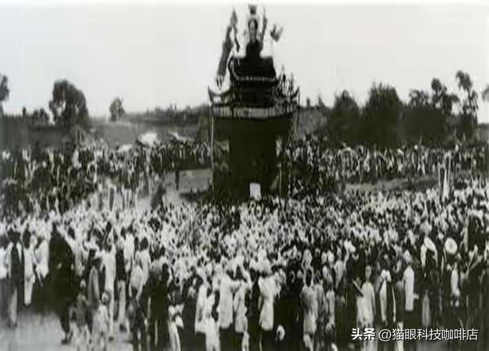 我问你一个问题，你认真想一下再往下看。1949年的上海，一个人推着满满一车的纸币