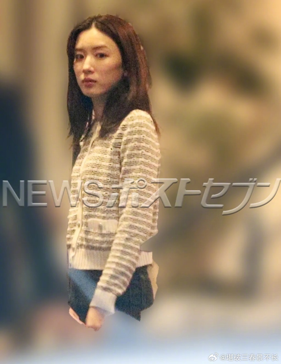 永野芽郁近照 据日媒，有人拍到了永野芽郁因电视剧拍摄而访问东京都内摄影棚的身影，