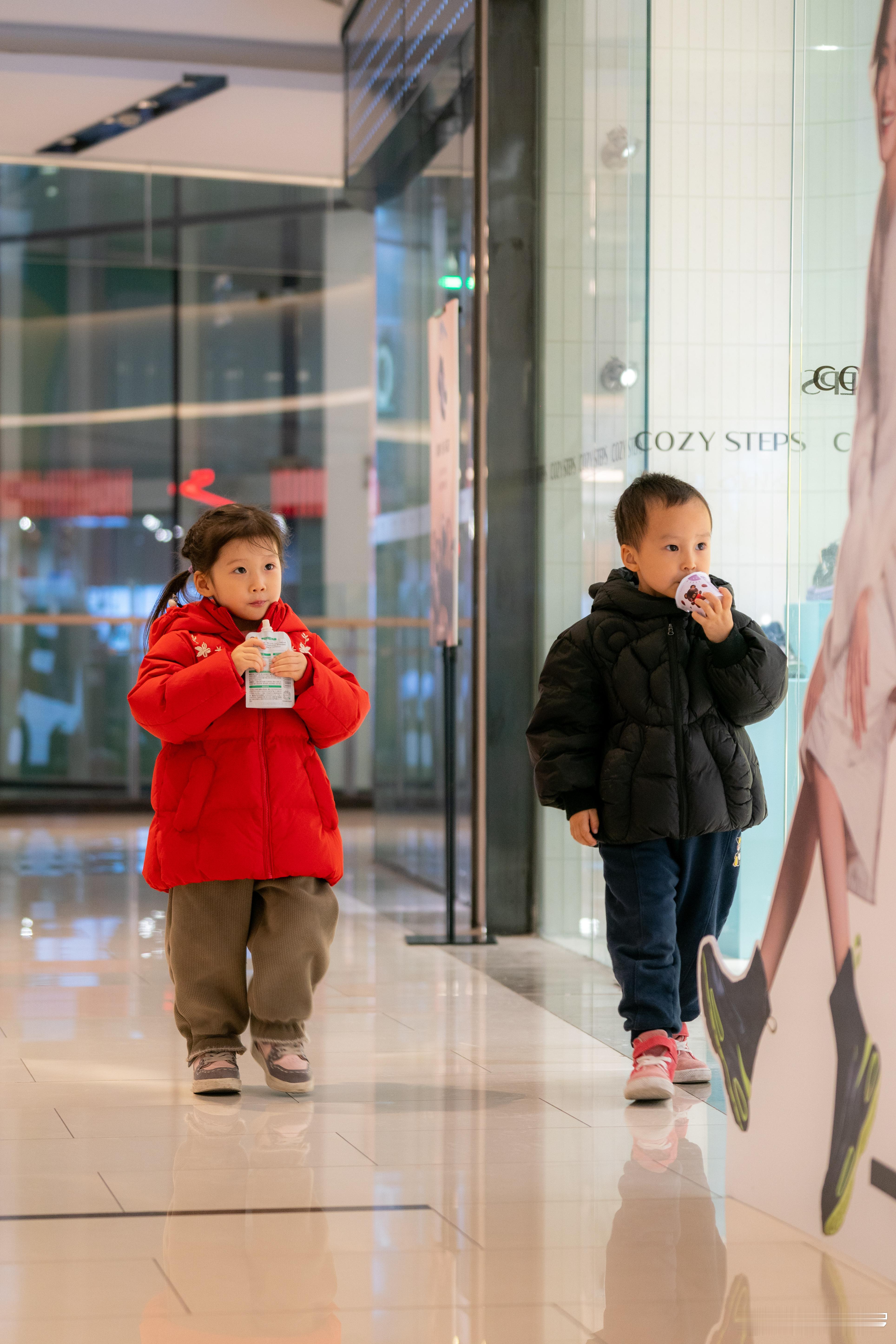 因为七七在幼儿园是可以和外教聊天的，所以那天家代会后，几个妈妈找我分享七七的英语