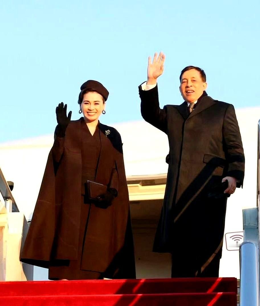 登上回泰国的飞机，泰王和苏提达王后都笑得很开心！
今次来北京，苏提达王后以其端庄
