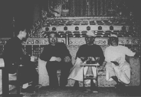 1954年6月29日，周恩来和缅甸总统巴宇(右二)、总理吴努(右一)会谈