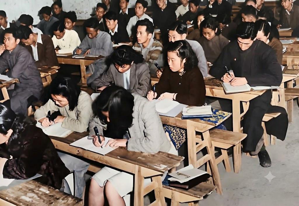 这张拍摄于1938—1946年昆明的西南联大里，这些伏案听课的青年，很多人后来都