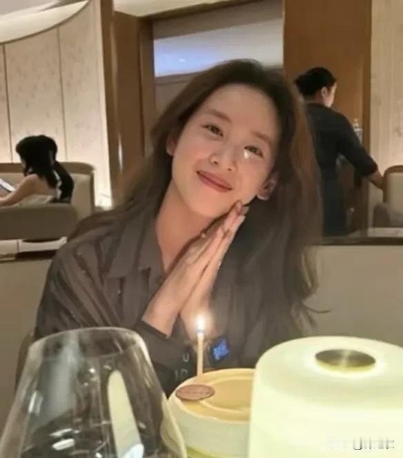 奶茶妹妹这一生顺风顺水挺好的，而且她可是富贵命呀，反正我要有这么多钱以及顶级资源