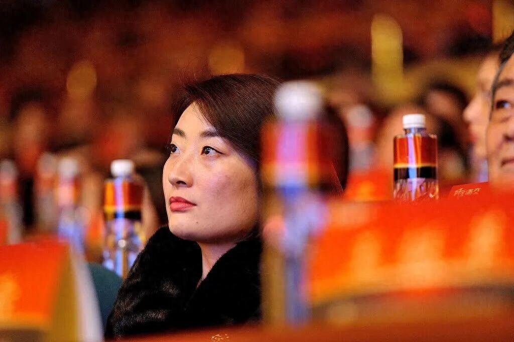 近日，宗馥莉离职的消息引发了广泛关注，关于她离职的原因也成为了人们热议的话题。据