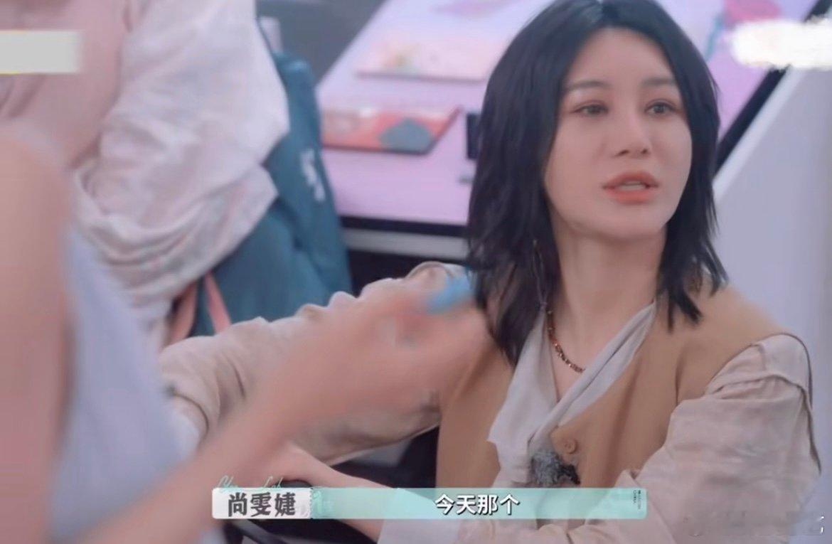 尚雯婕演我找手机 尚雯婕找李佳琦的片段太有代入感了！站在眼面前都没看见手机（此处