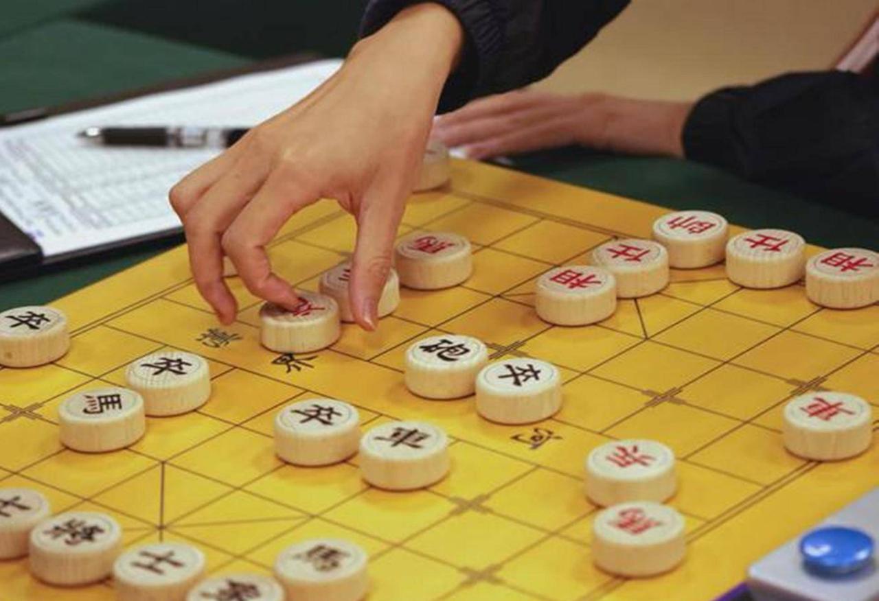象棋的乐趣
 
方寸棋盘，楚河汉界相隔，象棋藏着无穷乐趣。一方木棋盘，三十二枚棋