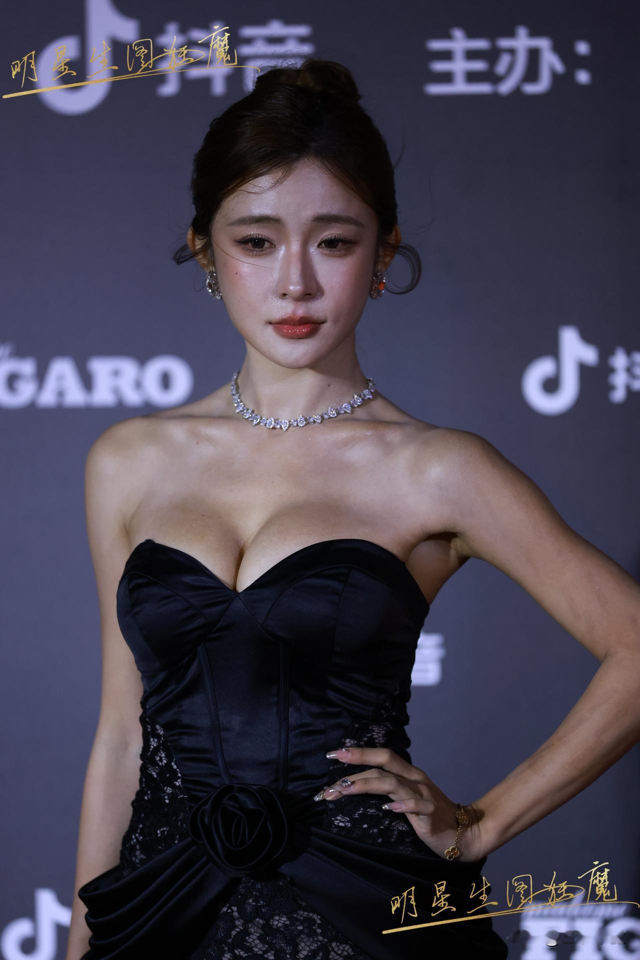 一双明月贴胸前，紫禁葡萄碧玉圆。
夫婿调酥绮窗下，金茎几点露珠悬。