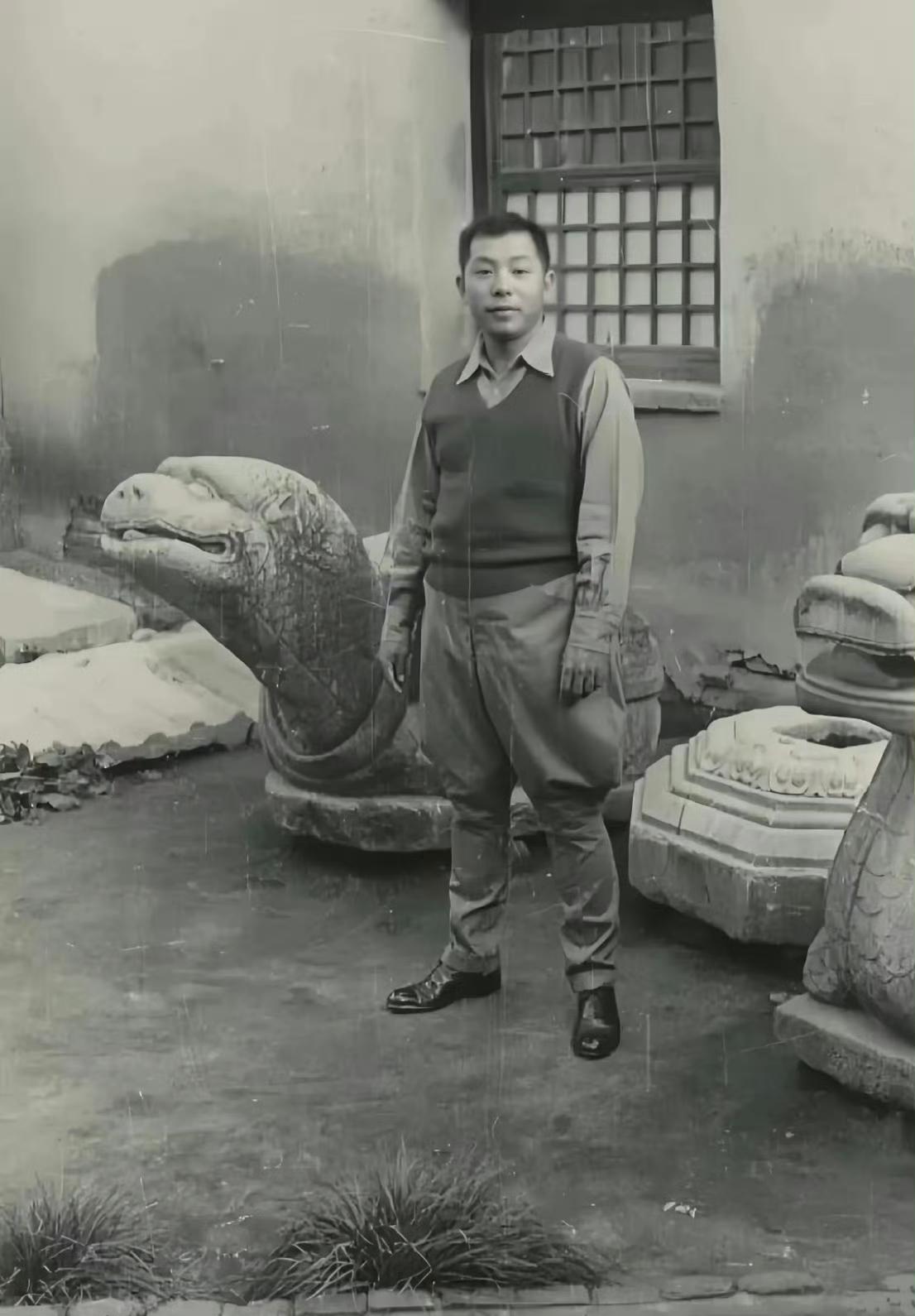 1935，西安旧院留影。
没有军装加持，一身简单便装的张学良，神态松弛平和。身边