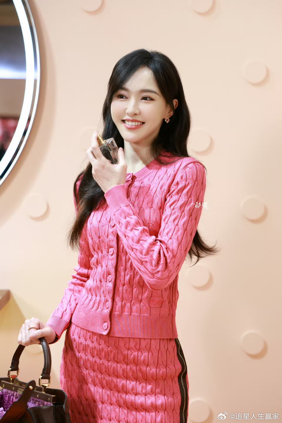 唐嫣粉裙 玫粉色这种高难度色系，她穿居然很好看