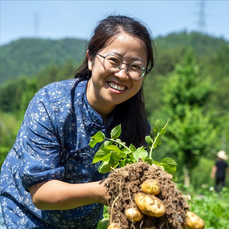 农民能吃苦，为什么世界还有那么多贫困农民？
吃苦不代表就能赚得到钱，农民种粮靠天