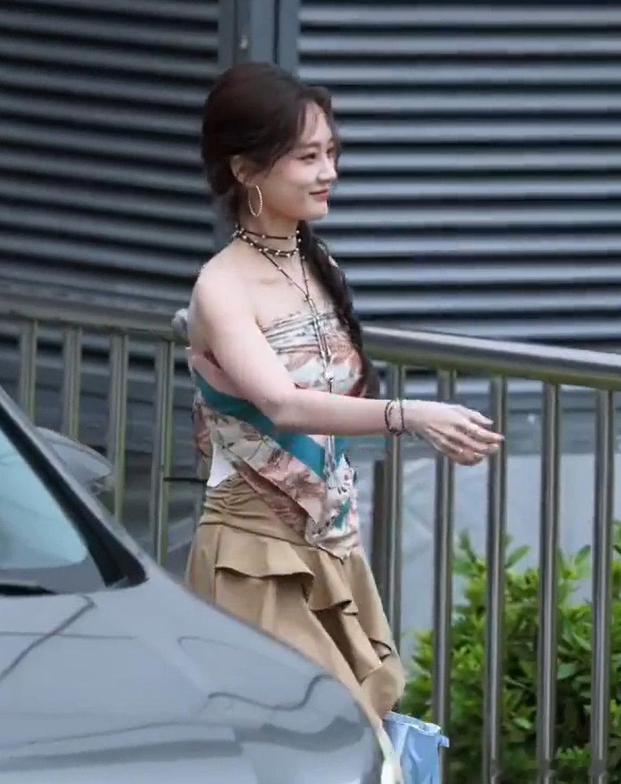 李一桐hi6路透李一桐的痛包 上班路透甜度超标！甜辣风造型配上满满都是角色回忆的