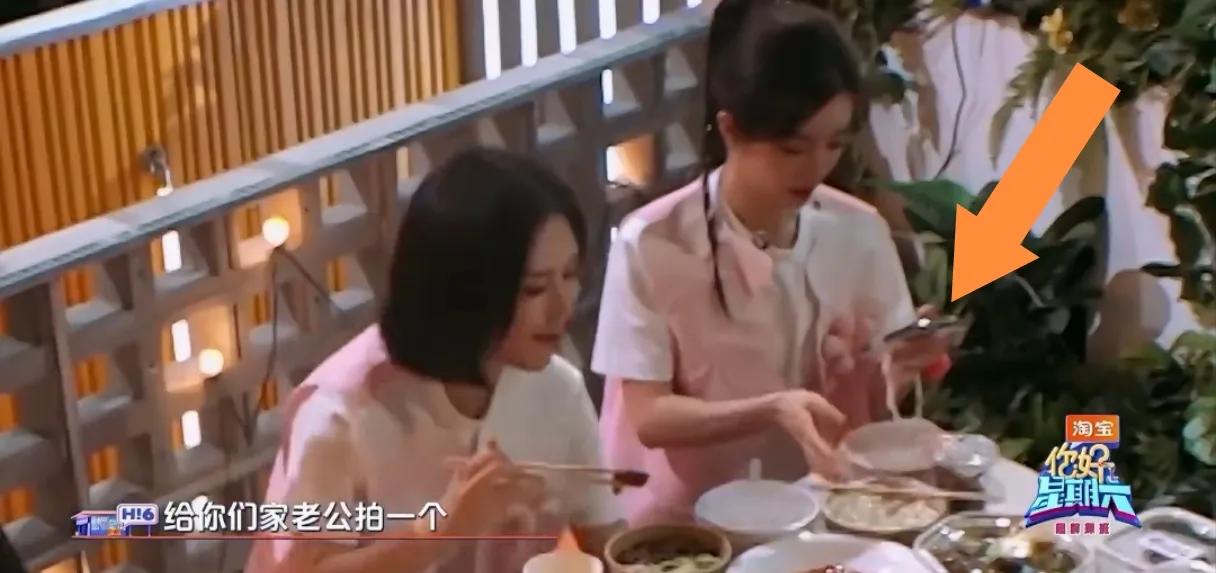谢娜看到李晟接过美食，
反手就给李佳航发了一个图。
谢娜不由自主的“哇”的一声。
