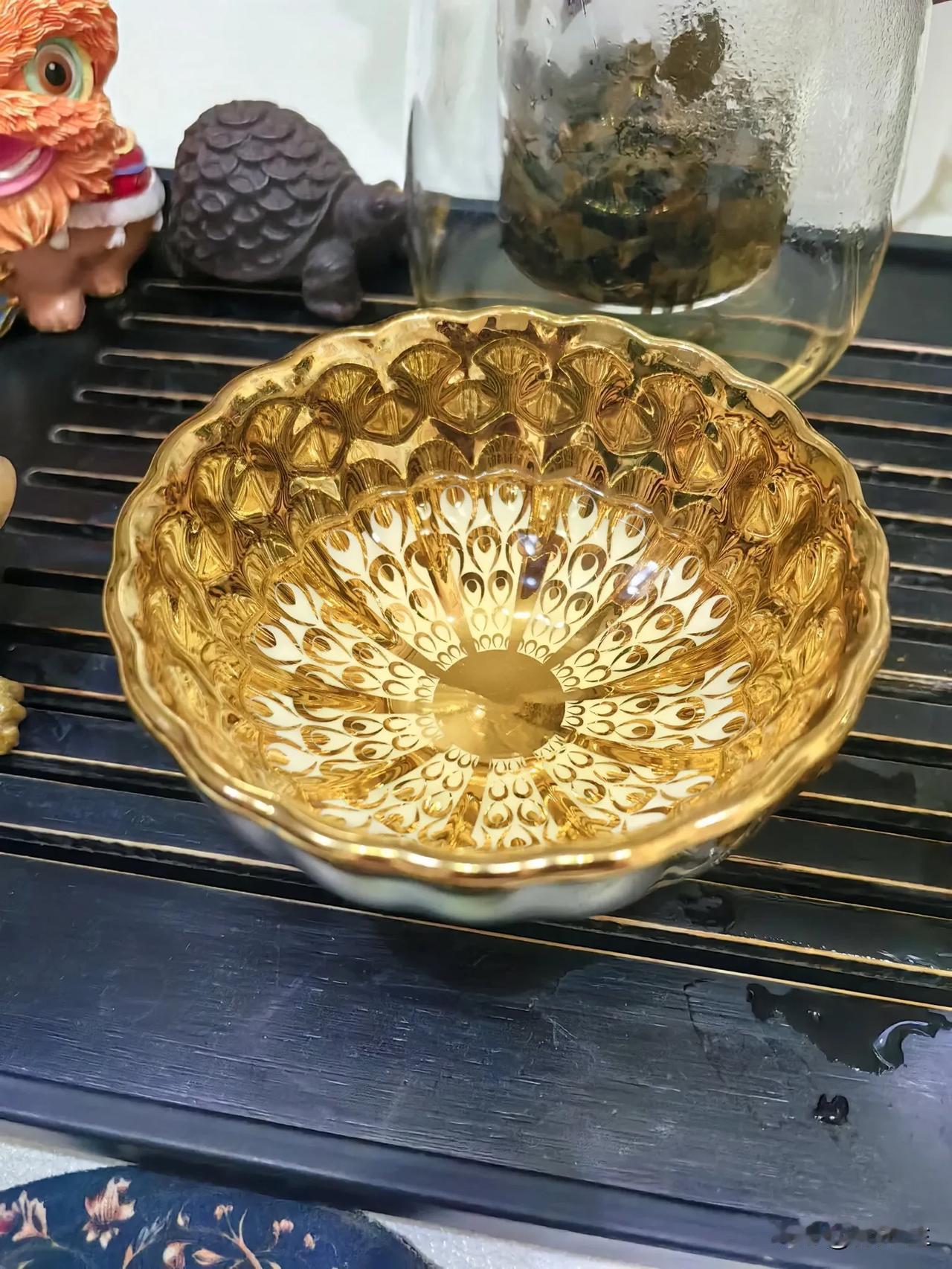 该说不说  新得一茶碗儿
茶水倒进去立刻成玉液金汤的样子

想说的好像不是这个