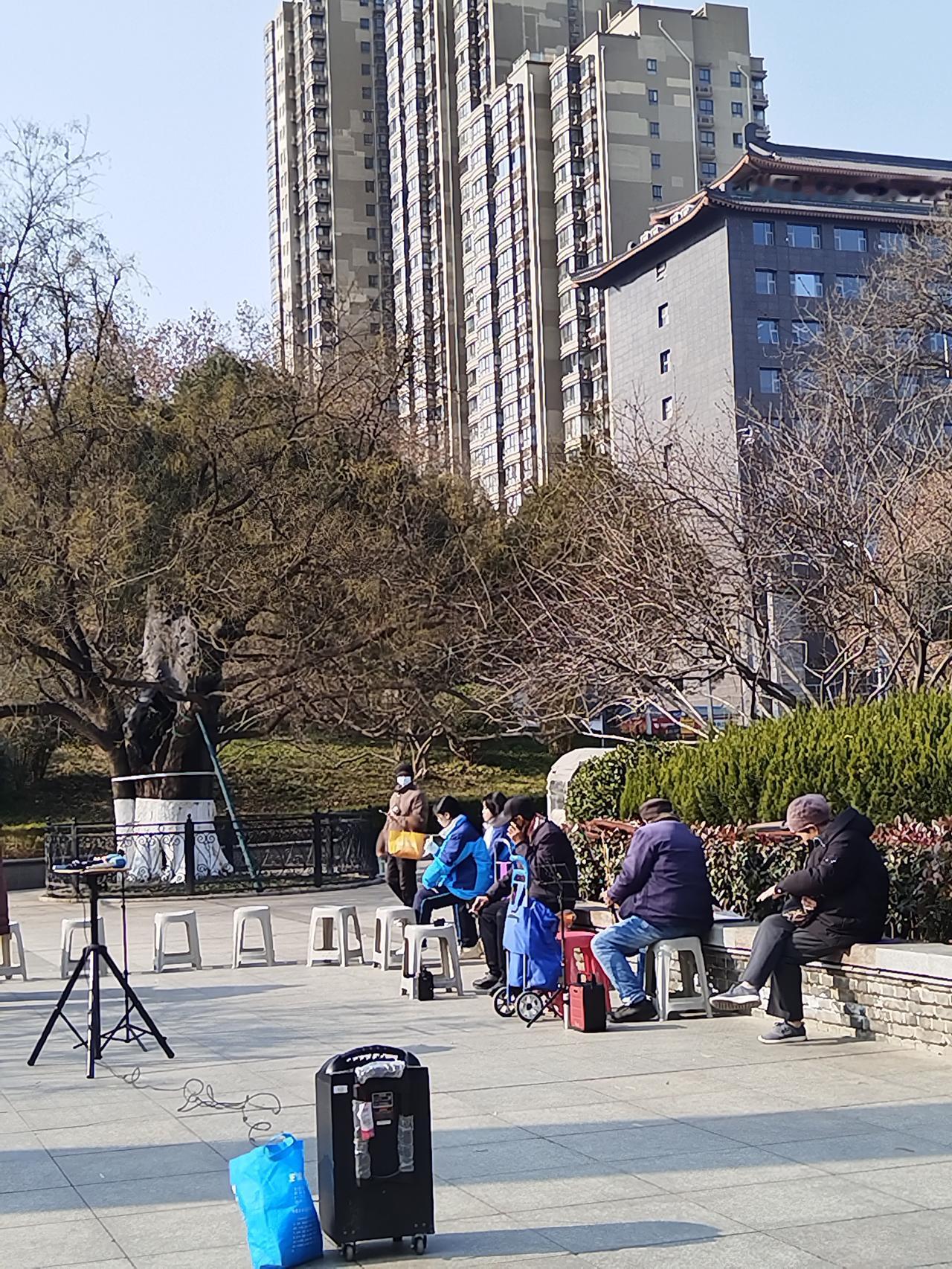 学校安全责任不能转嫁为家长“站岗” 湖南张家界一家长护学岗执勤时晕倒离世，“自愿