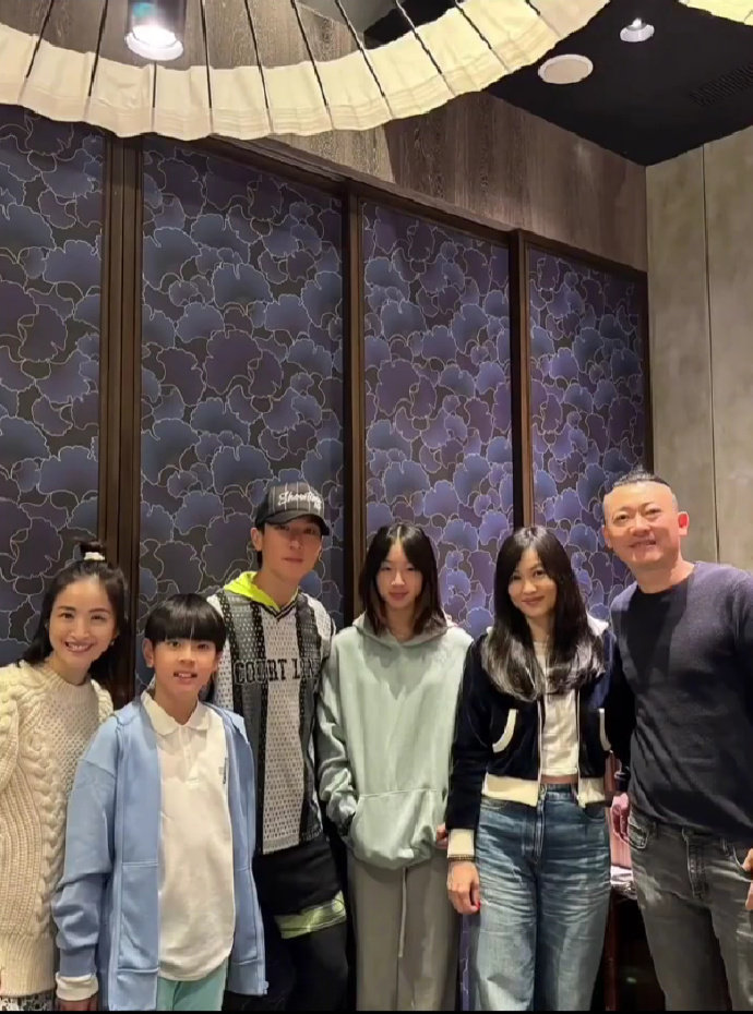 吴尊一家和林依晨聚餐  吴尊林依晨同框  吴尊一家和林依晨军参，直接梦回《东方茱