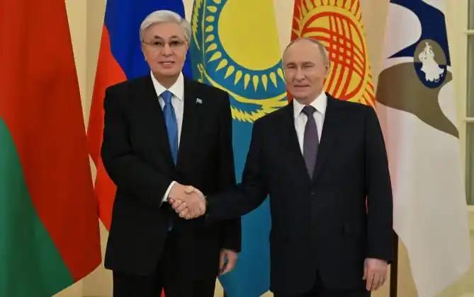 哈萨克斯坦一点面子也没给俄罗斯，普大帝脸都黑了！托卡耶夫在俄罗斯圣彼得堡出席欧亚