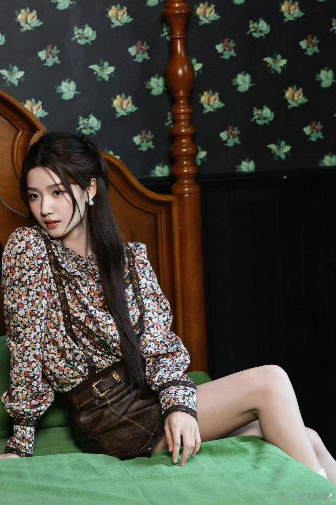 卢昱晓碎花衬衫卢昱晓半窗暖阳偷懒意卢昱晓半窗暖阳偷懒意，好美，喜欢😍 ​​​