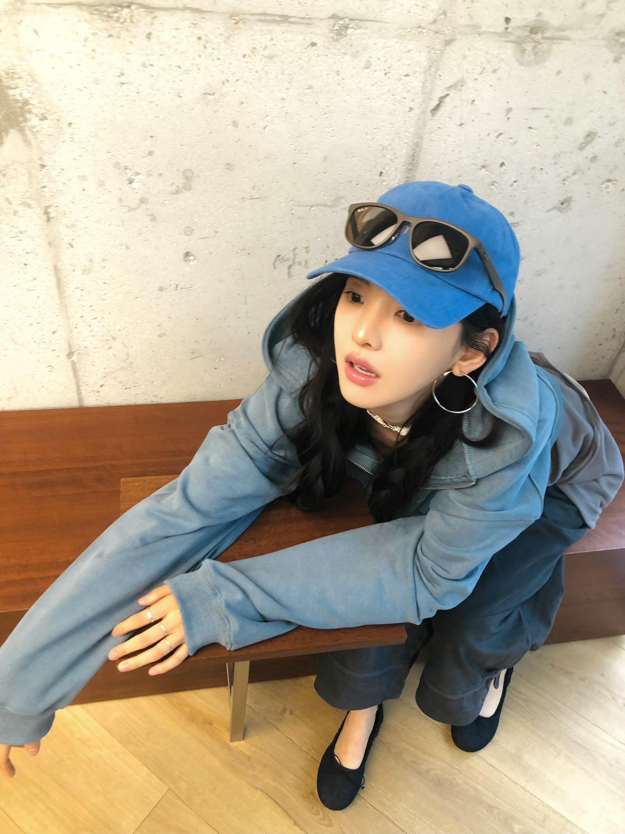 可盐可甜也挺酷的章若楠出来炸街了，楠楠怎么什么风格都能驾驭啊妥妥的衣服架子 ​​