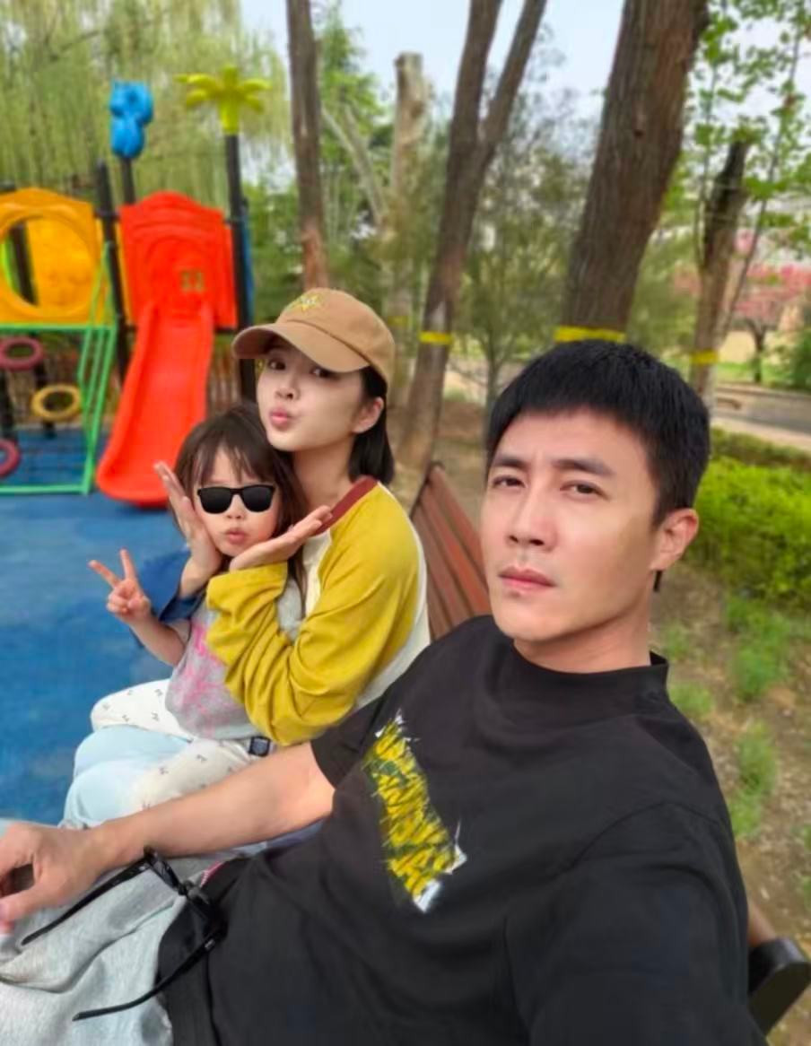 王灿染粉发后女儿不理她  