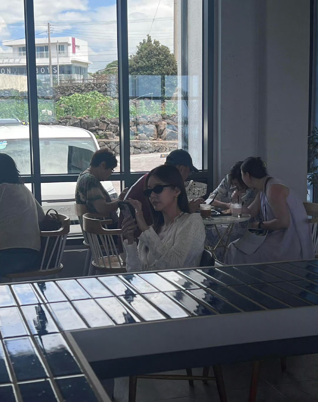 #韩国济州岛偶遇张子萱#张子萱在韩国济州岛被网友偶遇。素颜的状态看上去非常的不错