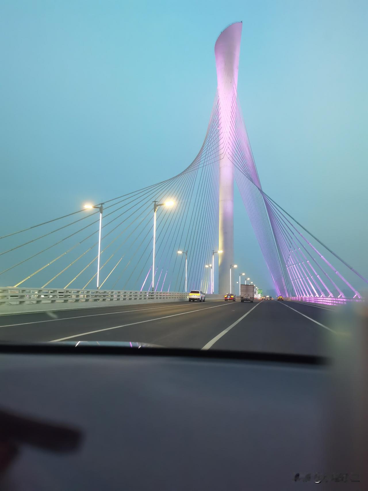 正定的今天与昨天。滹沱河北岸，还是那条大道——河北大道，与往年不同的是路两边的绿