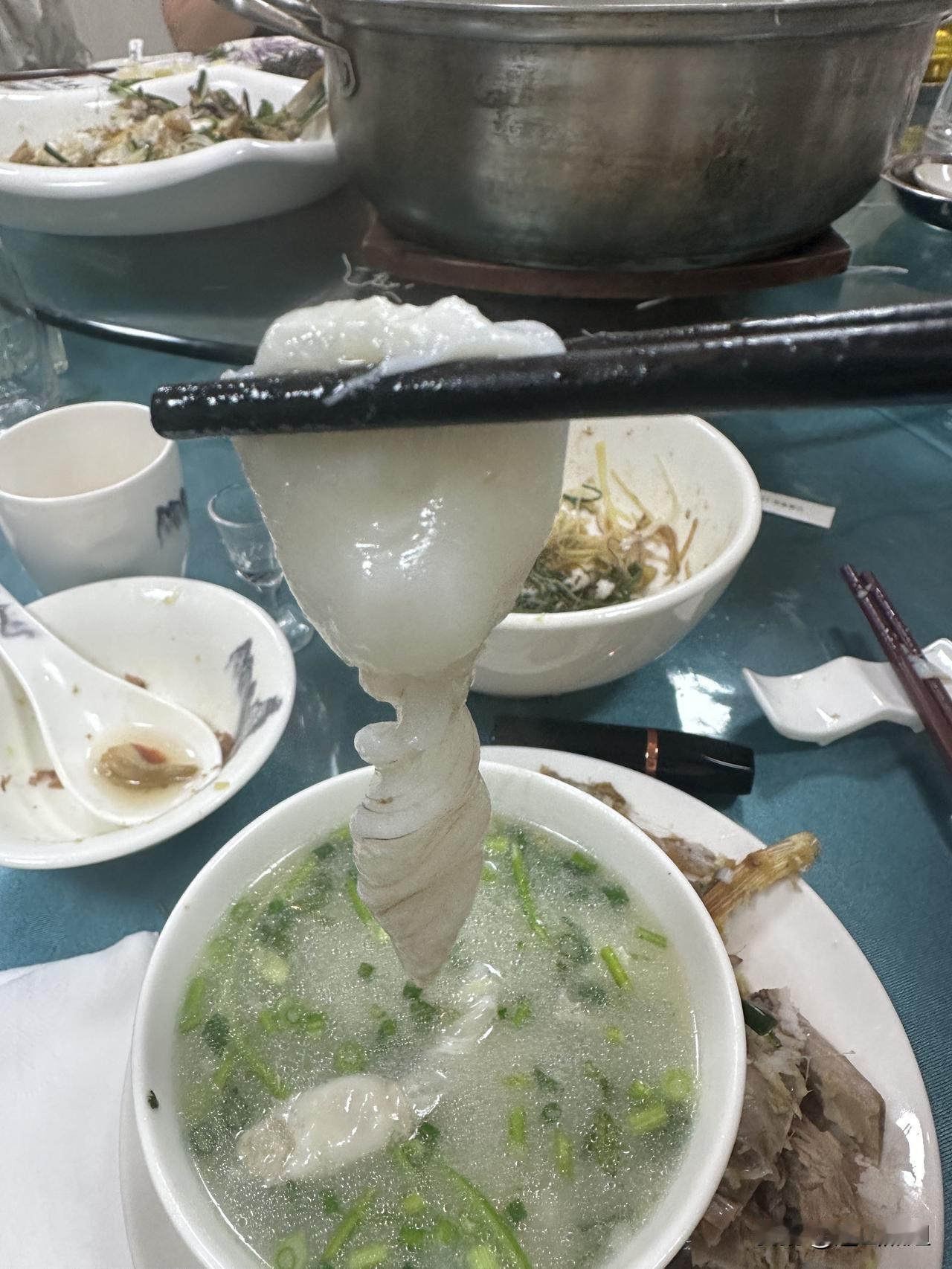 我是不是过分担心？吃了又后悔？
这餐饭是英德项目的老板请客的全鱼宴。

是我们工