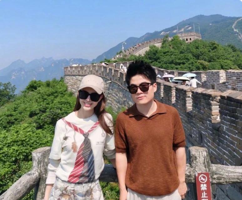 董宇辉晒出和周杰伦、刘畊宏后台合影，还有跟昆凌靠长城护栏的合照，前两天还去鸟巢看