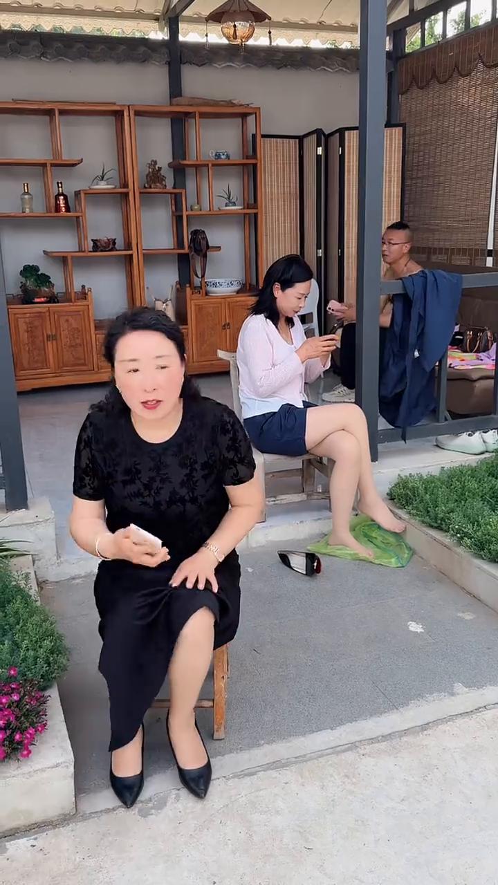 一会，咋的？我的鞋嘞。