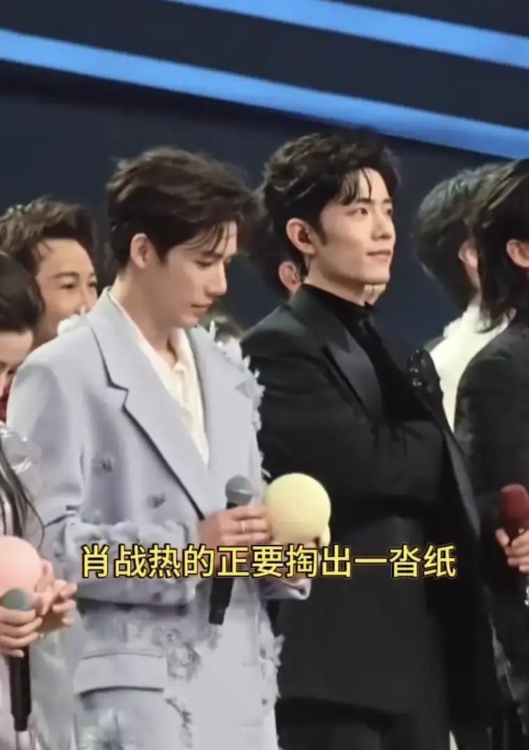 肖战一秒塞纸巾
 
跨年刚唱完三首，他喘得比鼓点还快。汗珠顺着下巴往下滴，他下意