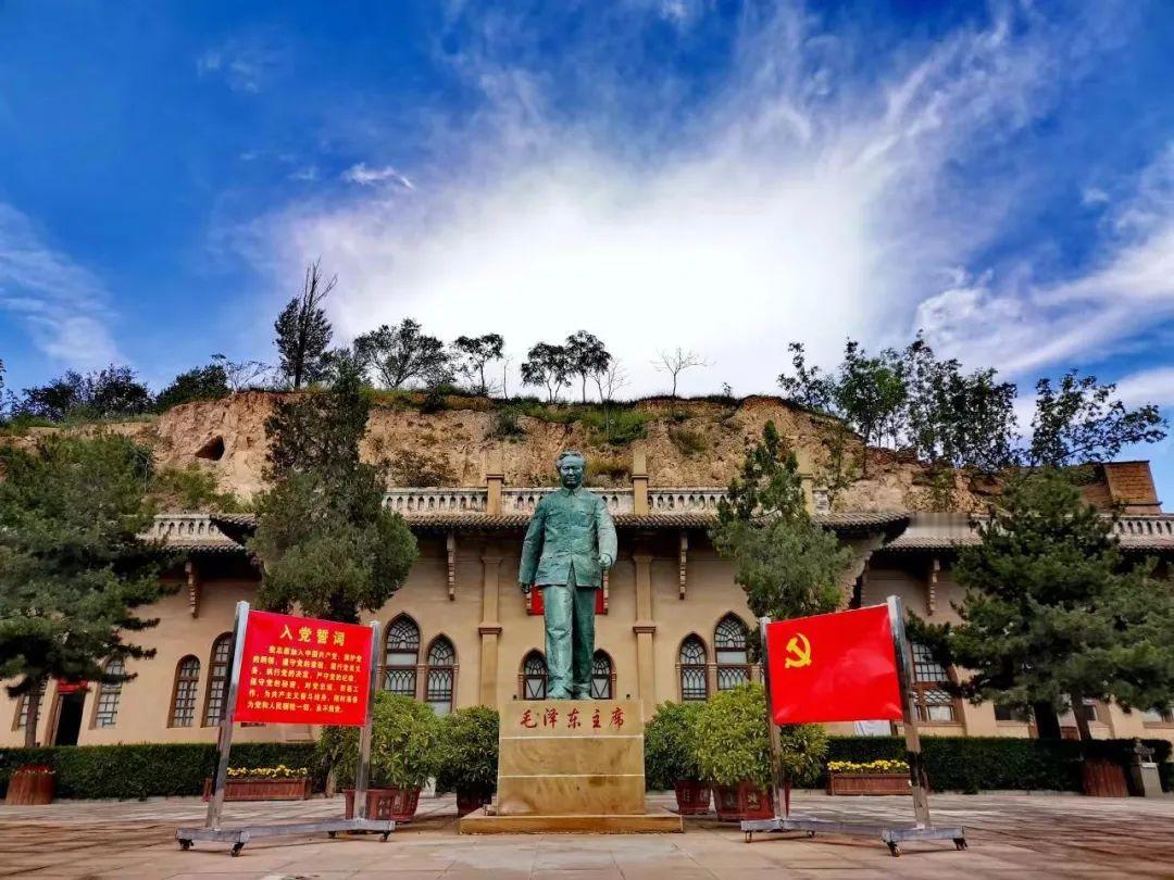 毛年谱  1947年１ １ 月 ２ ２ 日 　 同 周 恩 来 、 任 弼 时 
