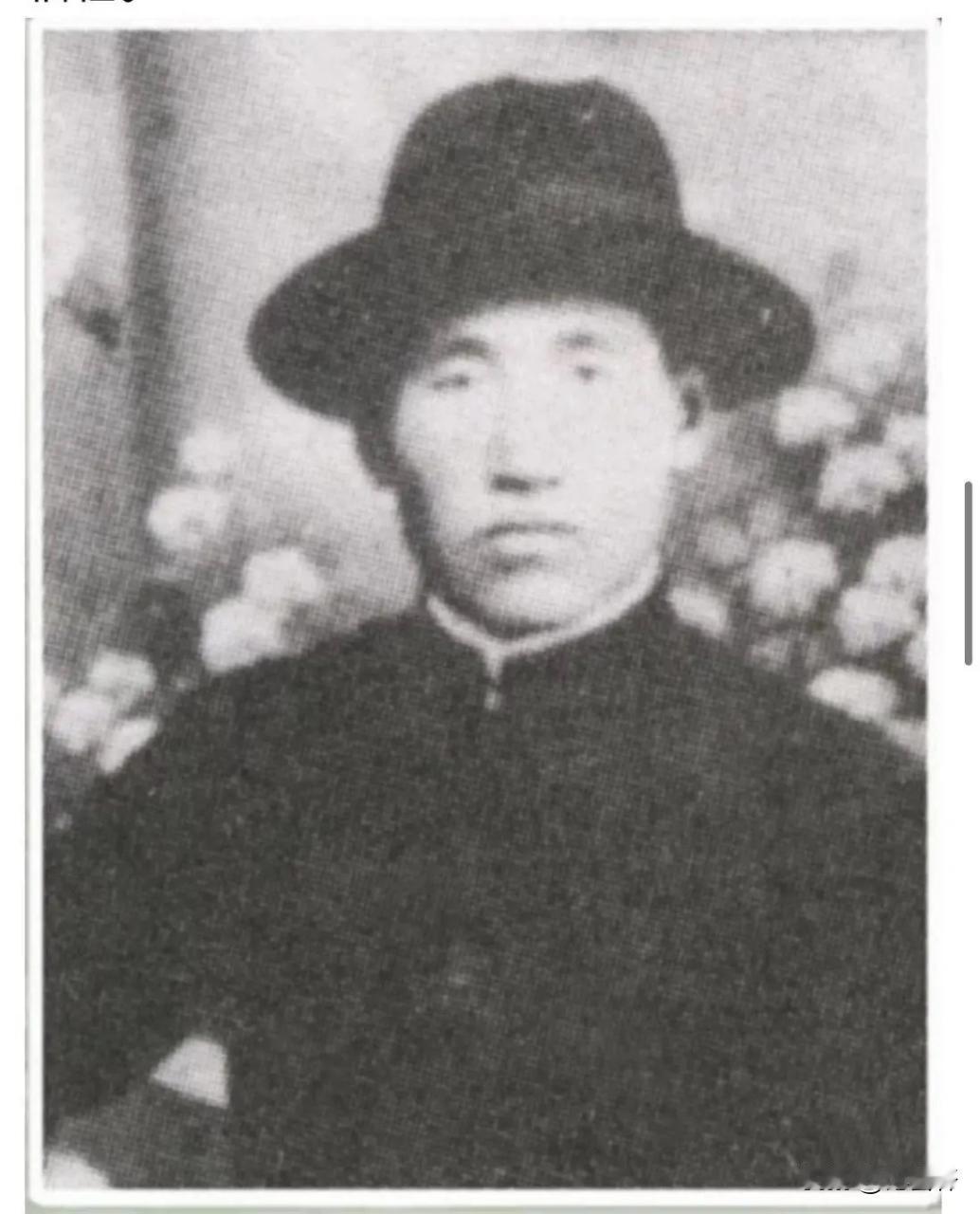 1943年，抗联战士杜希刚正准备睡觉，忽然发现外面的狗，叫得有些反常。他刚准备出