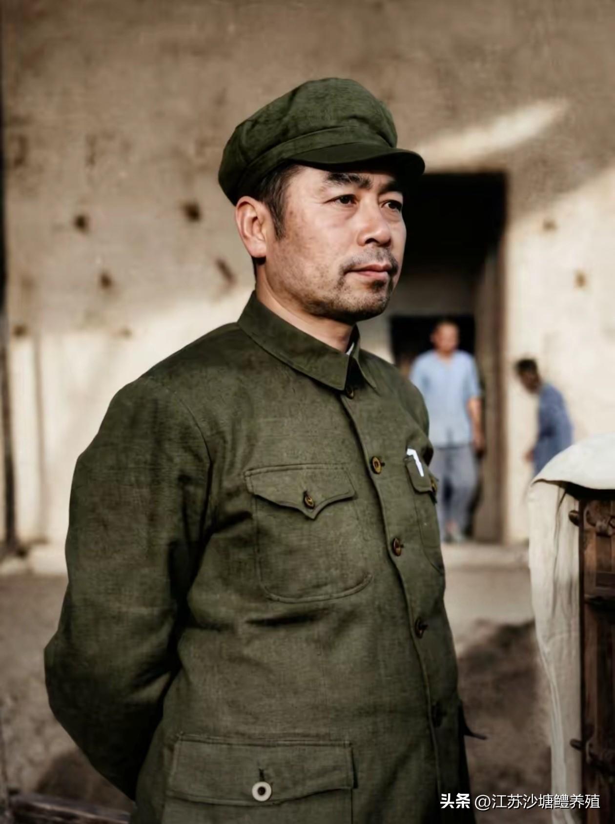 周恩来1949年在香山的真实历史影像（照片后期上色）
1949年3月，中共中央进