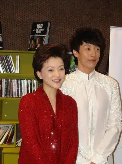 杨澜才是人生赢家，嫁给富豪吴征，结婚30年生一儿一女，丈夫与婆婆把她宠成宝！儿子