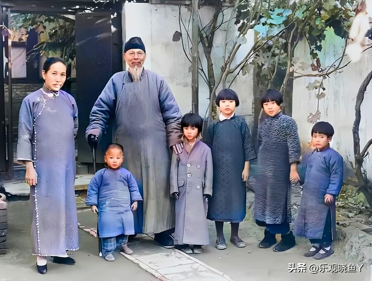 这是齐白石和妻儿们的一张合影老照片，拍摄于一九三八年的北京。这而非演戏，确是货真