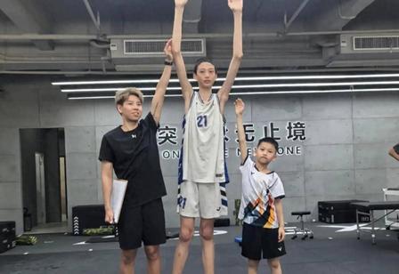 13岁少年裸足2米03，臂展直接干到2米30，广东宏远挖到恐怖长臂苗子！

李若