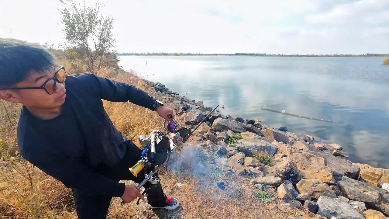 小伙为了钓鱼！造了鱼竿装了发动机的鱼竿2.0版本#钓鱼人就是这么疯狂