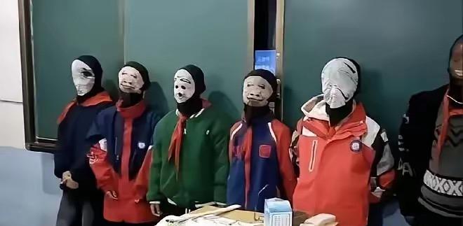 因为作业没写好，老师让学生戴滑稽面具罚站拍照发群，这事儿闹得贼热闹！
家长直接急
