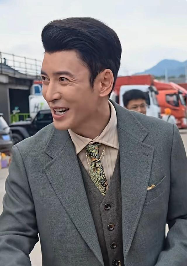 横店凌晨三点，韩栋收工，卸妆水一擦，脸还在反光。
他说拍短剧像打电动，一天三十