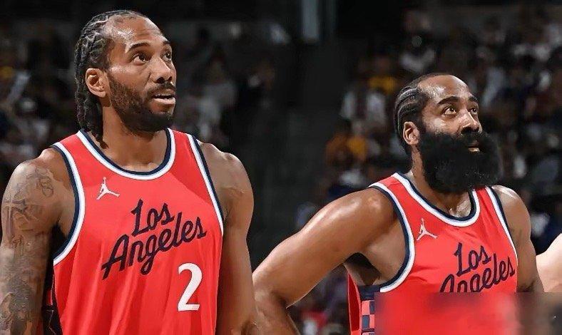 37岁的哈登，生死战1胜8负。 快船出局夜，他没去更衣室，拥抱完对手欧文，一个人