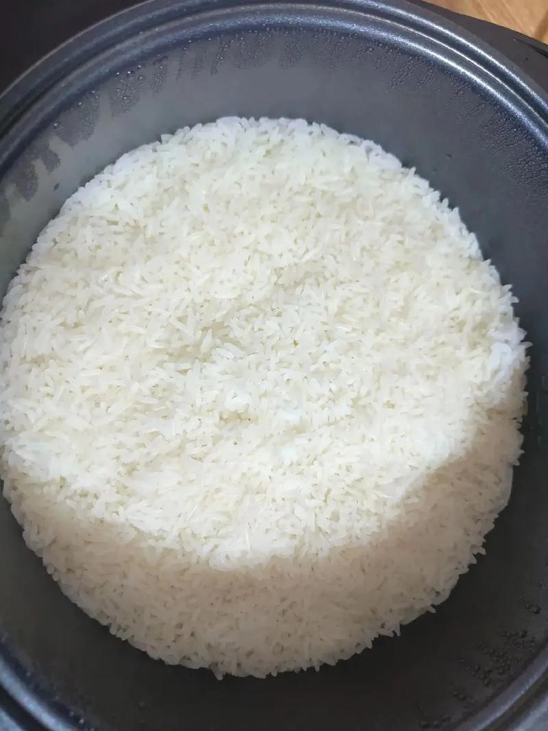 《米酒记》

矿泉水瓶立在灶台边，透明瓶身凝着水珠。老张拧开瓶盖时，手腕上的烫疤