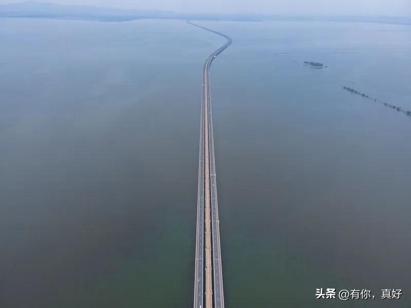 《七律  太湖幽思》
长桥隐隐近天流，
万里清波送月舟。
古柳依依怀灞客，
繁花