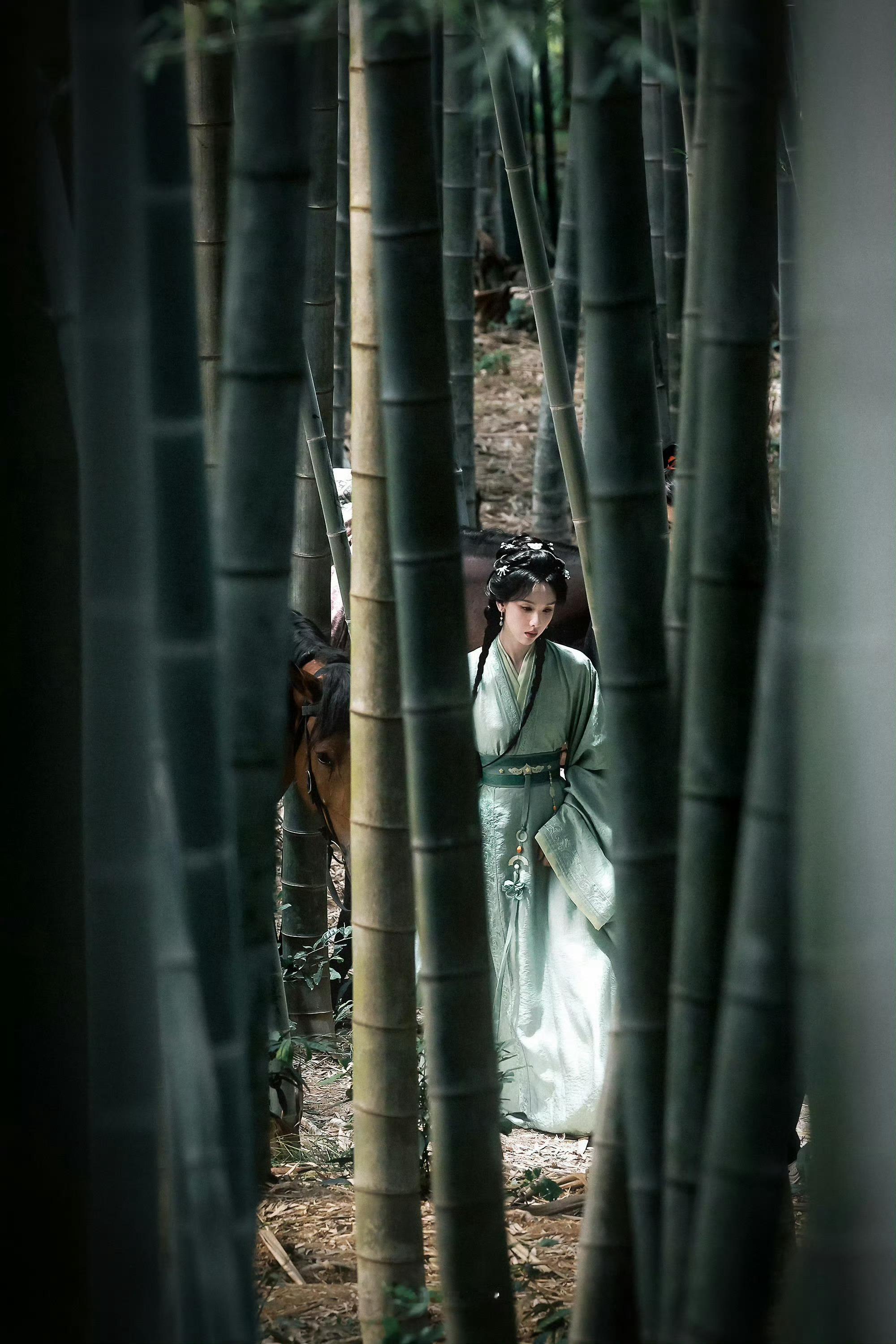 陈都灵红衣造型 素衣青衫也好美