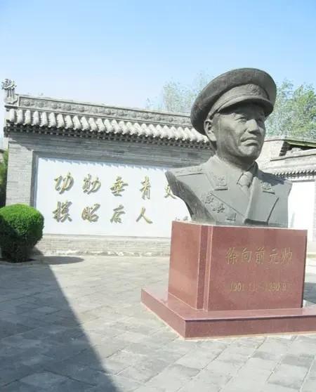 1990年，李先念探望病重的徐向前元帅，徐帅自感时日无多，便向李先念郑重地交代了