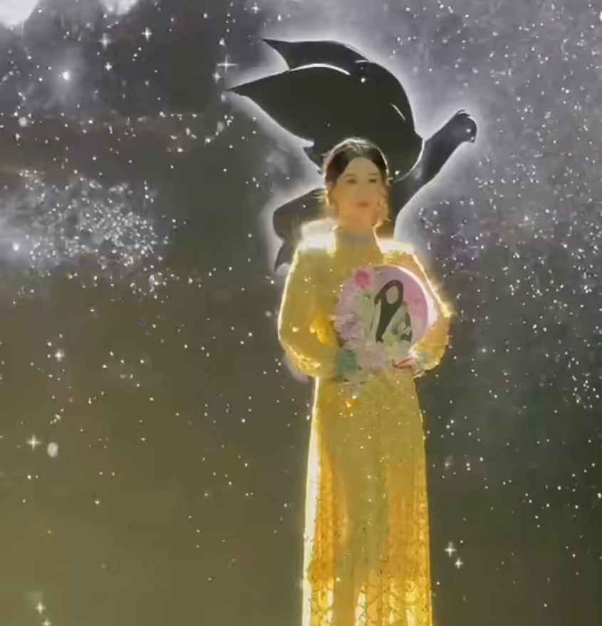 杨紫拿自己的大王扇走红毯了呀！杨紫黄裙子好闪好好看啊！