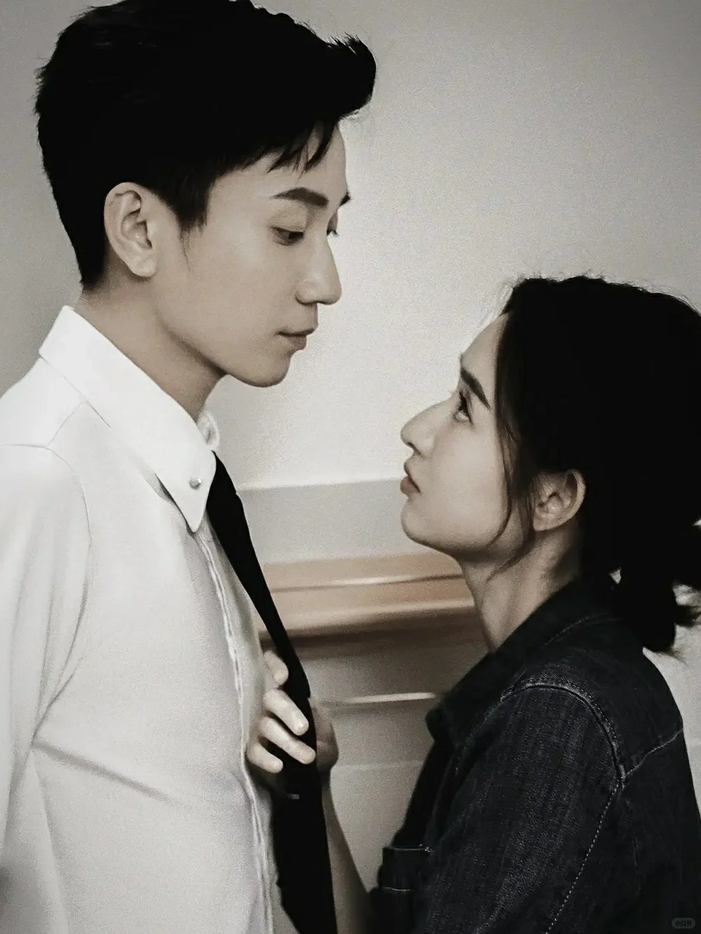 高岭之花下神坛，男主为爱低头。