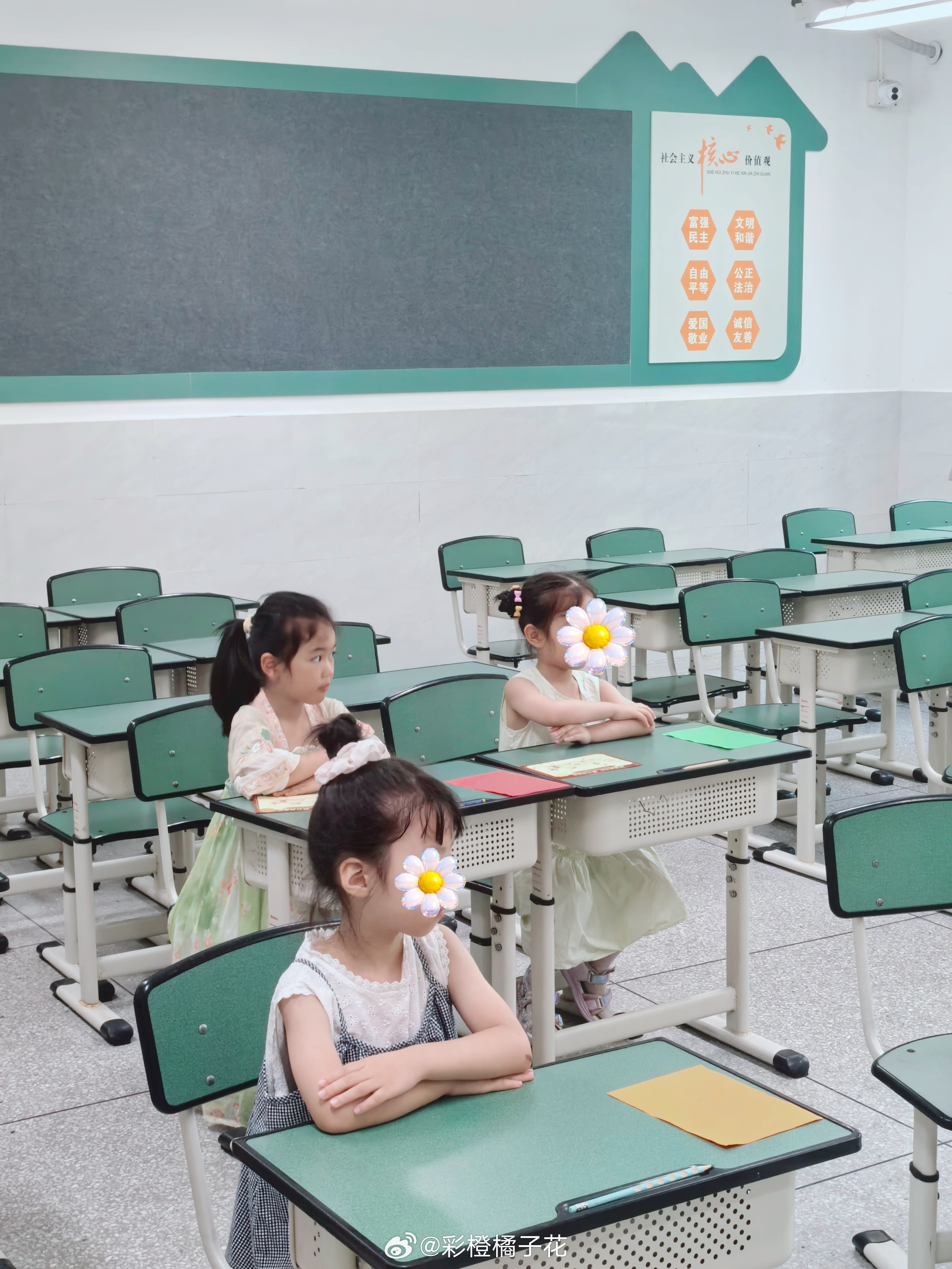 去小学报道，先去教室乖乖坐会 